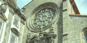 Püha Franciscuse kirik Portos: luksusliku tagasihoidlikkuse filosoofia Sära ja vaesus – ühe mündi kaks külge