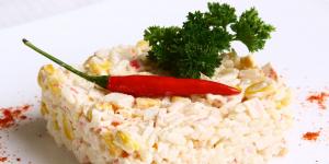 Sałatka z paluszkami krabowymi i ryżem